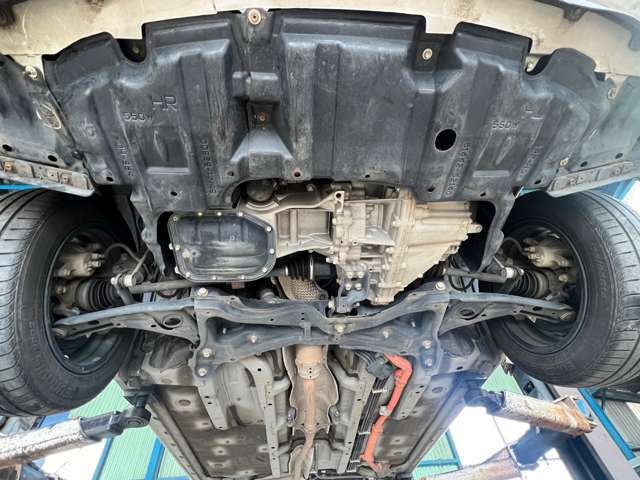 来店予約をいただけたら、併設の整備工場でリフトで車体を上げて下廻りのご確認もいただけます！