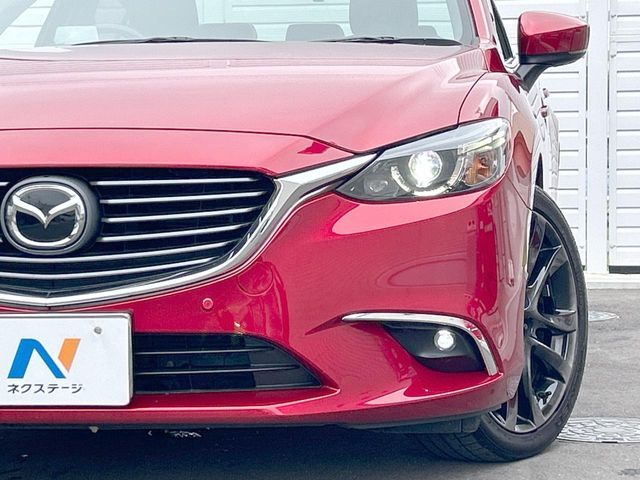 【LEDヘッドライト】悪天候や夜間走行時も良好な視界を確保し安心して運転できる高輝度LEDヘッドライトを装備！点灯速度が早く、消費電力も抑えられています。