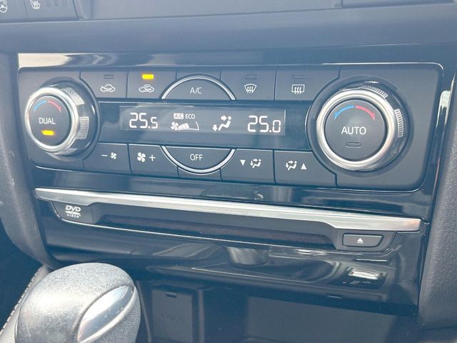 【左右独立型フルオートエアコン】運転席と助手席でそれぞれお好みの温度に設定可能。同乗者にも配慮した、快適な空調をお届け致します。