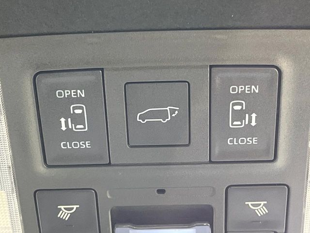 【両側パワースライドドア】スマートキーや運転席のスイッチで後席両側スライドドアの開閉が可能♪電動だから力を入れてドアを開ける必要が無く、小さなお子様でも簡単に開け閉めでき快適です♪