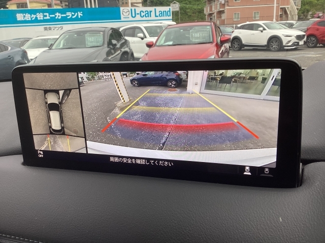 後退時に後方の安全確認をアシストするバックカメラの他、360°カメラを装着しているので夜間時や雨天時の駐車の際に大変重宝するアイテムでございます。