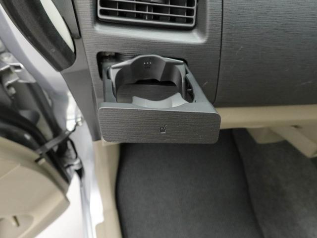 カップホルダーは運転席や助手席からちょうど手の届く位置です！！