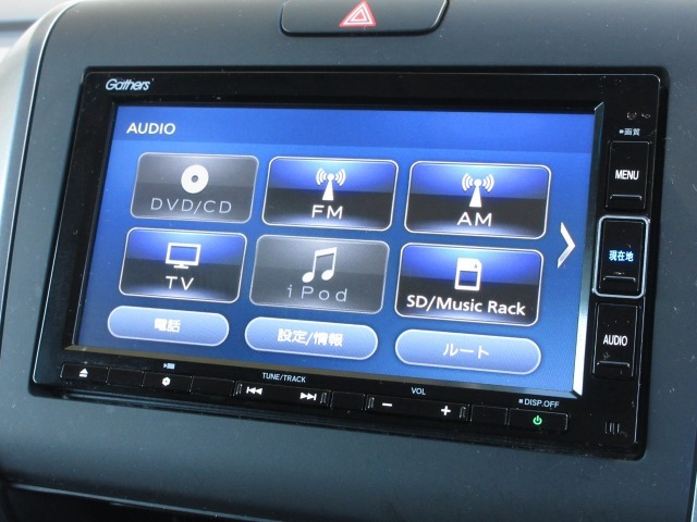 ナビゲーションはギャザズメモリーナビ（VXM-204VFi）を装着しております。AM、FM、CD、DVD再生、Bluetooth、音楽録音再生、フルセグTVがご使用いただけます。