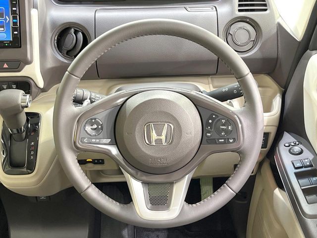 【純正革巻きステアリング】上質な革を使用することで、手にしっかり馴染みとても運転しやすいハンドルです♪