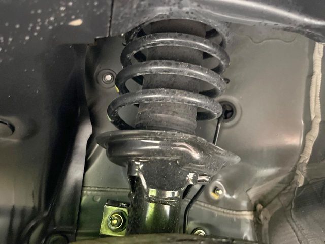 お車を安心してお乗りいただく為には、足回りの定期点検が欠かせません。サービスサポート（有償保証）では無料点検もご提供しており、安心のカーライフをお過ごしいただけるサポート体制が整っています。