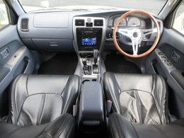 内装はシックにグレー×ブラックとなります。 ウッドステアリングがワンポイントでいい味を出しております♪