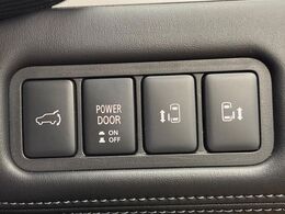 【両側パワースライドドア】スマートキーや運転席のスイッチで後席両側スライドドアの開閉が可能♪電動だから力を入れてドアを開ける必要が無く、小さなお子様でも簡単に開け閉めでき快適です♪