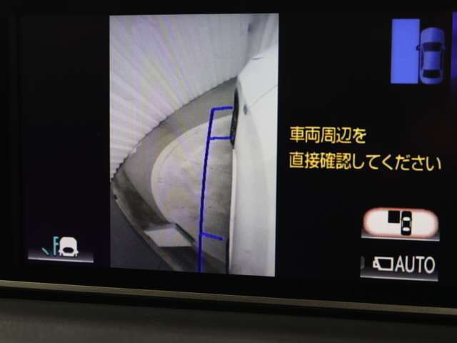 運転席からの死角となる左前のタイヤ付近を映し出し、安全に貢献するサイドモニターが搭載されています。