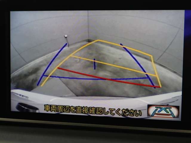 車庫入れや縦列駐車などの際に、後退操作の参考になるガイドラインをモニター画面に表示します。