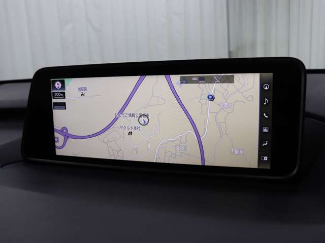 地図などをフルスクリーンで表示する12.3インチワイドディスプレイを搭載したナビゲーションシステム。ブルーレイディスクやUSB入力端子も装備し、多彩なメディアをお楽しみ頂けます。