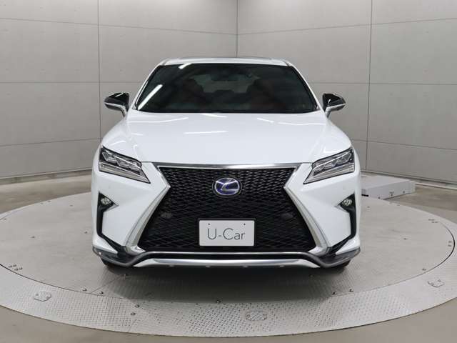 フロントビューは、スピンドルグリルの切り返し位置を高く置き、薄くシャープなアッパー部と分厚く堂々としたロア部を対比させ、鋭さと力強さを両立しています。