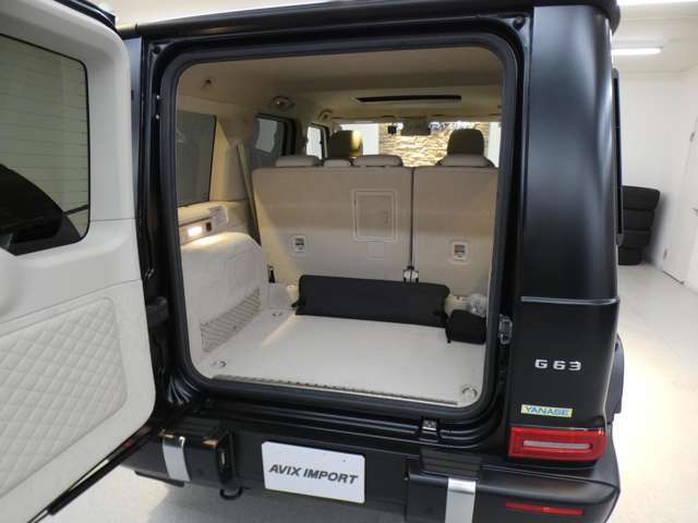 電動チルト本革巻マルチファンクションスポーツステアリング　アンビエントライト　DOHC　　V型8気筒ツインターボ　AMGパフォーマンスエグゾースト