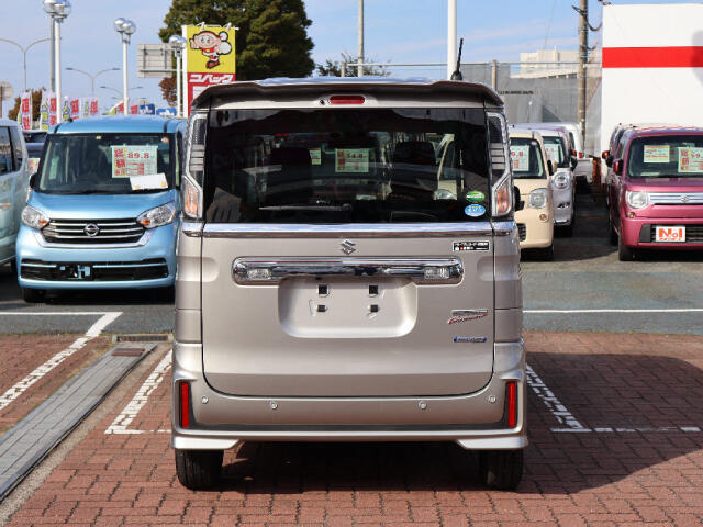 今の軽自動車は、とても広い！普通車と比べて維持費もお得で、家計に優しいですよ！