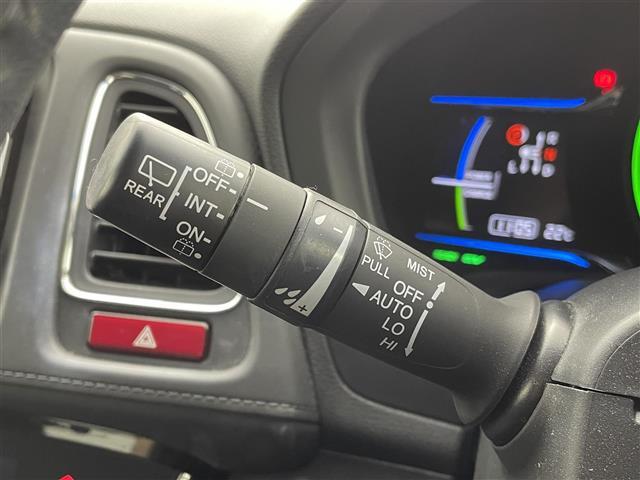 【オートワイパー（AUTO）】雨が降り出した時に、雨滴検出用センサー（レインセンサー）が雨滴を感知すると、自動でワイパーが動作します。