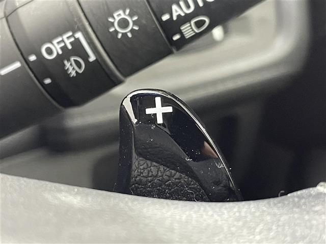 【パドルシフト（AT車）】MT車と同じように好きなギアで走ることができます！ステアリングから手を離さずに指先だけでシフト操作ができ、よりスポーティな走りをお楽しみいただけます。