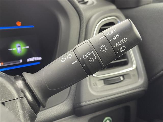 【オートライト（AUTO）】外の明るさをシステムが感知して、自動でヘッドライトが点灯します！ヘッドライトをつけ忘れを防ぐ便利機能です。