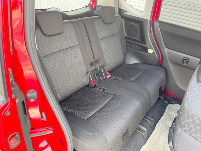 二列目中央はウォークスルーとなっております。二列目と三列目の移動や乗り降りがとっても楽になるので、乗り降りの際もストレスを感じることはありません♪