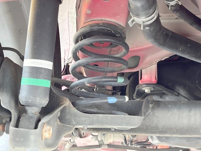 お車を安心してお乗りいただく為には、足回りの定期点検が欠かせません。サービスサポート（有償保証）では無料点検もご提供しており、安心のカーライフをお過ごしいただけるサポート体制が整っています。