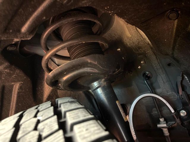お車を安心してお乗りいただく為には、足回りの定期点検が欠かせません。サービスサポート（有償保証）では無料点検もご提供しており、安心のカーライフをお過ごしいただけるサポート体制が整っています。