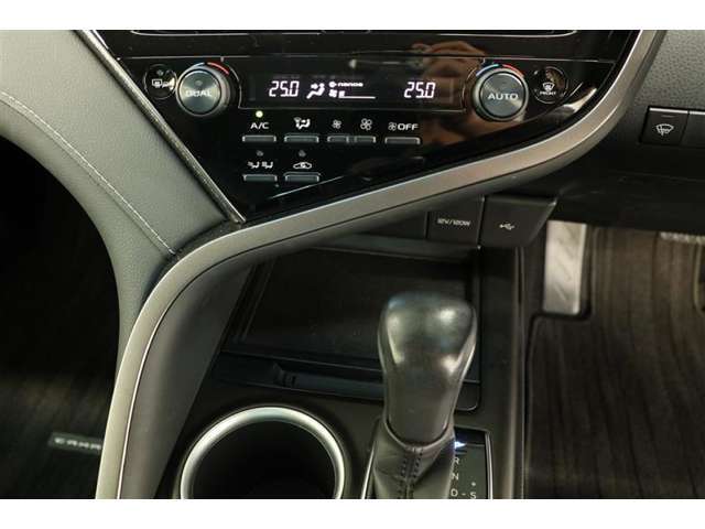 【トヨタ高品質CAR洗浄　『まるまるクリン』】　シート等の汚れ・エアコン内部・天井などに染み付いた臭いも根こそぎ消臭洗浄！ボディに付着している頑固な汚れ、ルームの油汚れを丁寧に洗浄コーティング！