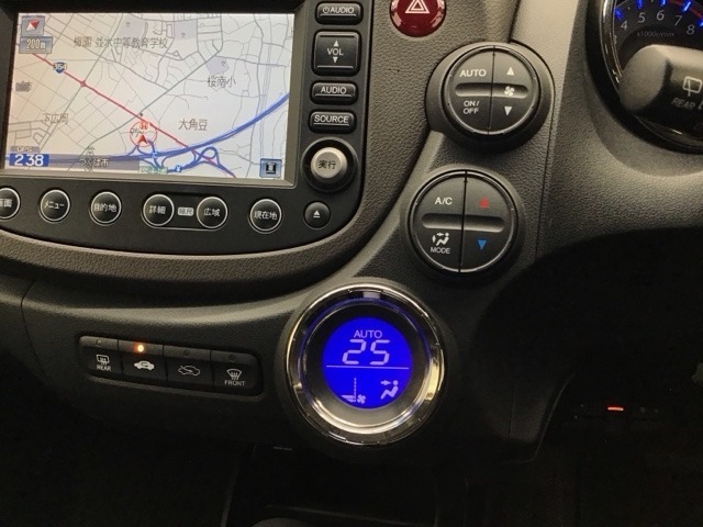 オートエアコン付きです！お好みの温度をセットするだけでエアコンの風量などを自動でコントロール。快適な車内でお過ごしいただけます。