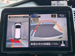 【全周囲カメラ】『上から見下ろしたように駐車が可能です。安心して縦列駐車も可能です。』