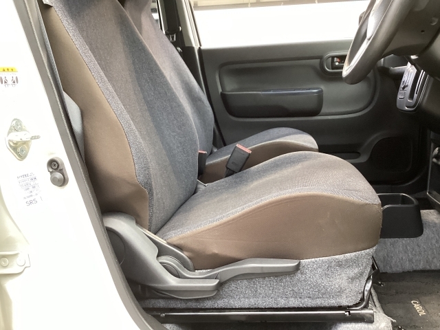運転席にはドライバーの体型や好みに応じて前後方向だけでなく、高さの調整ができるシートリフターを装備！