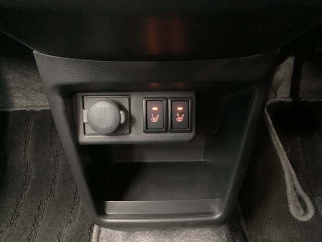 シートヒーターが装備されていますので、寒い冬の日でも快適なドライブをお楽しみいただけます！