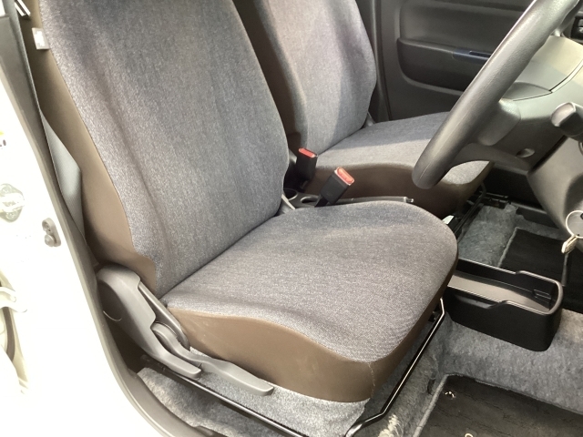 運転席の状態もグッド！年式・走行距離をほとんど感じさせない、大変きれいな室内です！