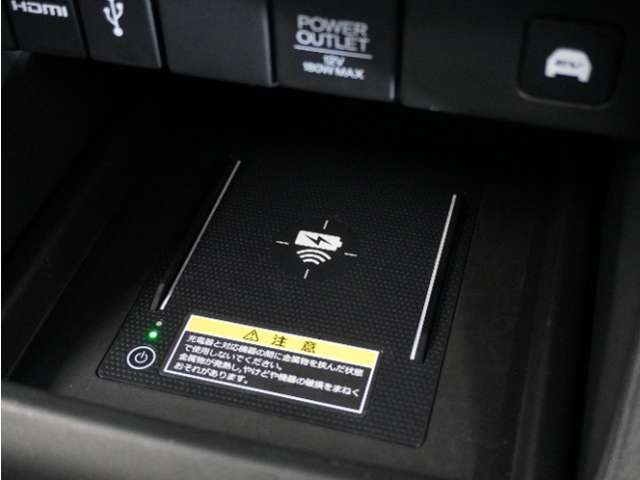 ◆ワイヤレス充電器◆ワイヤレス充電規格Qiに適合した機器を充電エリアに置くことで使用できます。