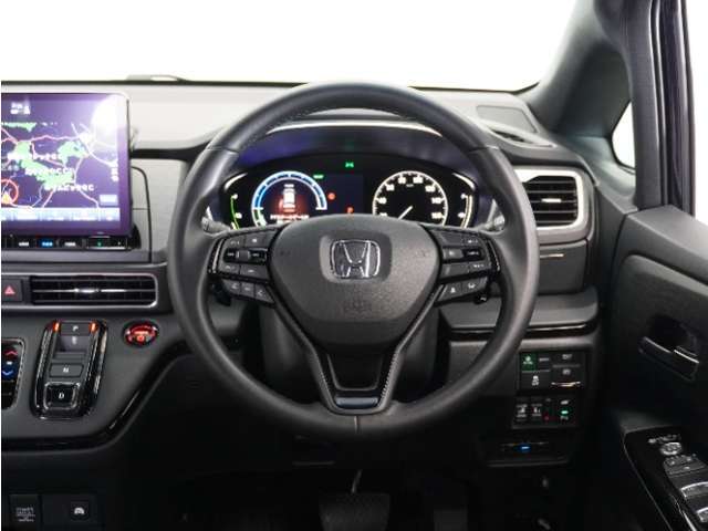 【Honda SENSING】 カメラ等装置で精度の高い検知能力を発揮、安全運転を支援します。ステアリング上のコントローラーに注目！