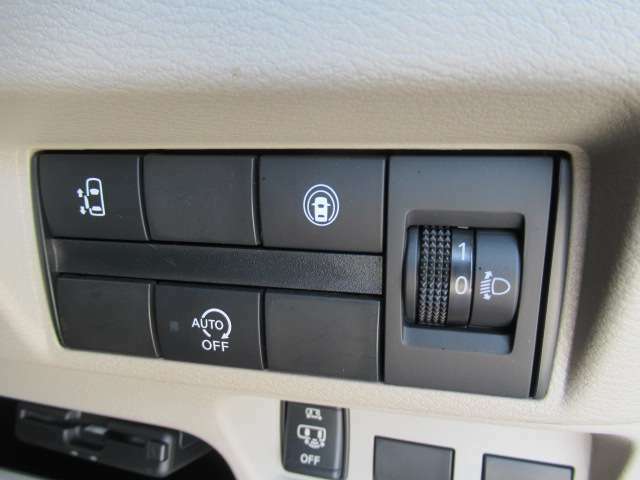 各操作スイッチはハンドル右下にまとめて配置されております。