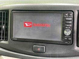 【純正ナビ】人気の純正ナビを装備しております。ナビの使いやすさはもちろん、オーディオ機能も充実！キャンプや旅行はもちろん、通勤や買い物など普段のドライブも楽しくなるはず♪