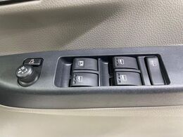 【電動格納ミラー】サイドミラーは電動格納式となっており、狭い駐車場でもキズがつくリスクを抑えられます。