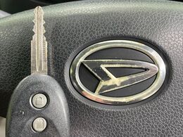 【キーレス】少し離れた場所からでもボタン一つでドアの開錠・施錠ができるのでとっても便利！ドアの鍵穴周りに傷をつけることもありません♪