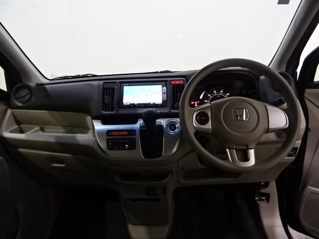 ドライバーを包み込むように、ディスプレーやスイッチ、コンソールを配置。座った瞬間から運転への期待が！空間そのものの心地よさにこだわっています。