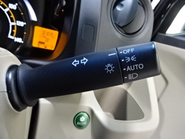 オートライト付きです。手元での操作なしでヘッドライトのON/OFFできます。トンネルでの点灯・消灯忘れ防止に役立ちます！