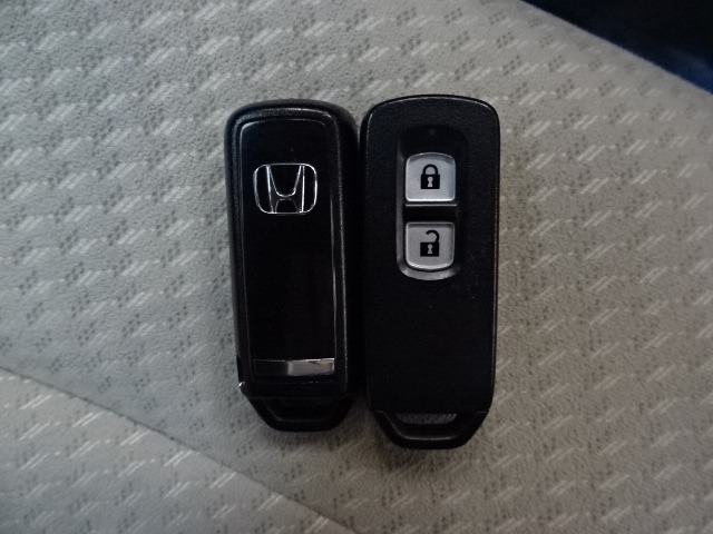 スマートキー付！キーを取り出さなくてもドアロックの施錠・開錠、エンジンの始動が出来ます！雨の日や荷物の多い日にとても便利ですね♪