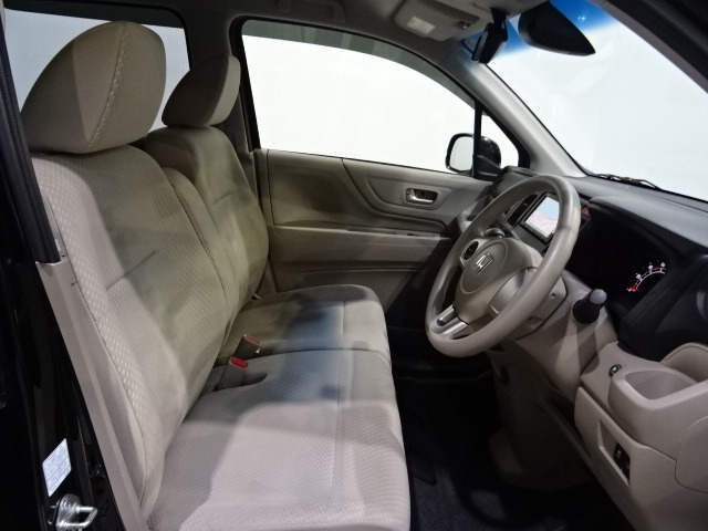 フロントシートはベンチシートタイプ♪　センターには格納式アームレストも付いています！！室内空間は広々で移動も楽々です♪狭い駐車空間など助手席ドアから出たい時にも大変便利ですよ♪