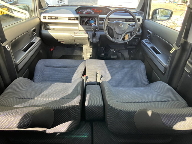 カーズ大阪では中古車販売をメインに各種保険の取扱、板金修理まで幅広く対応しています。中古車販売は全国どこでも対応可能！遠方の方でも安心して買ってもらえるような取り組み・工夫を行なっています。