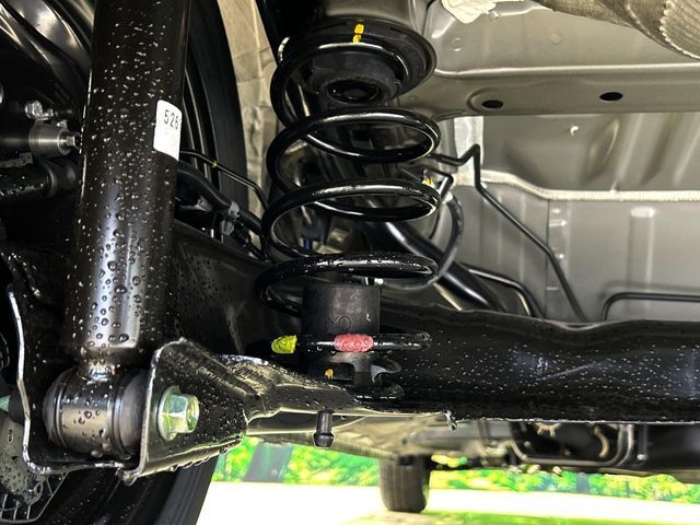 お車を安心してお乗りいただく為には、足回りの定期点検が欠かせません。サービスサポート（有償保証）では無料点検もご提供しており、安心のカーライフをお過ごしいただけるサポート体制が整っています。
