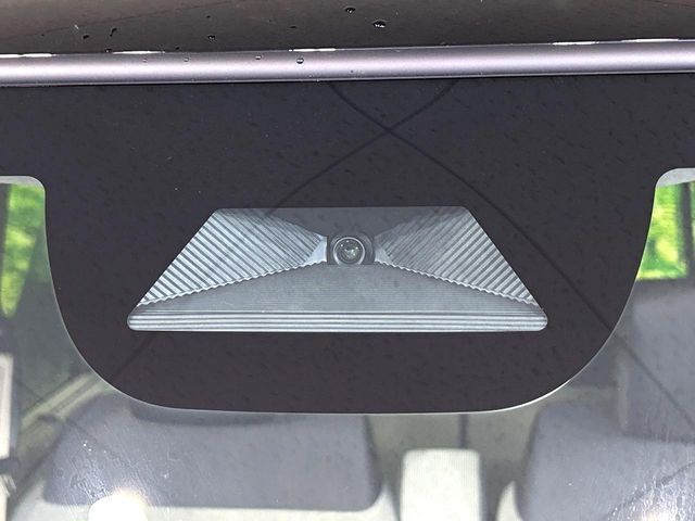 【ホンダセンシング】走行中に前方の車両等を認識し、衝突しそうな時は警報とブレーキで衝突回避と被害軽減をアシスト。より安全にドライブをお楽しみいただけます。
