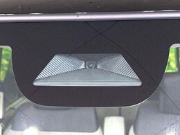 【ホンダセンシング】走行中に前方の車両等を認識し、衝突しそうな時は警報とブレーキで衝突回避と被害軽減をアシスト。より安全にドライブをお楽しみいただけます。