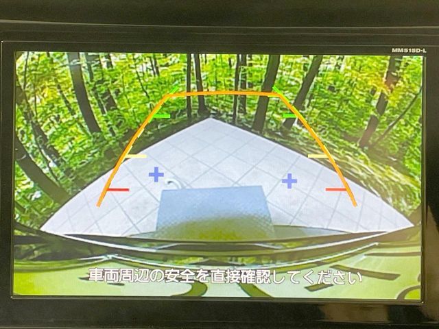 【バックカメラ】駐車時に後方がリアルタイム映像で確認できます。大型商業施設や立体駐車場での駐車時や、夜間のバック時に大活躍！運転スキルに関わらず、今や必須となった装備のひとつです！
