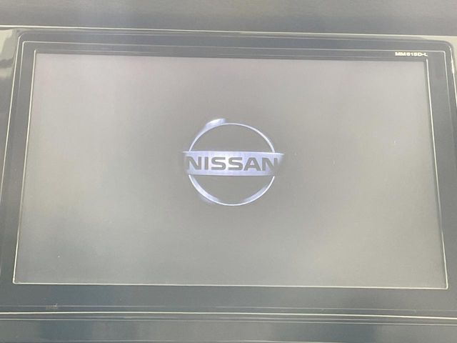 【メーカー純正8型ナビ】インテリアに溶け込むスタイリッシュな「専用設計」メーカーナビを装備♪視認性や操作性など基本性能にも優れ、より上質なカーライフをお楽しみいただけます。
