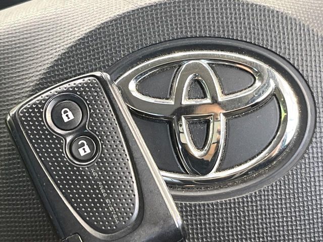 【スマートキー】カバンやポケットに入れたままでもドアの施錠・解錠が可能なスマートキーを装備。エンジンのオン・オフ時もカギを取り出す必要が無いからとっても便利です♪