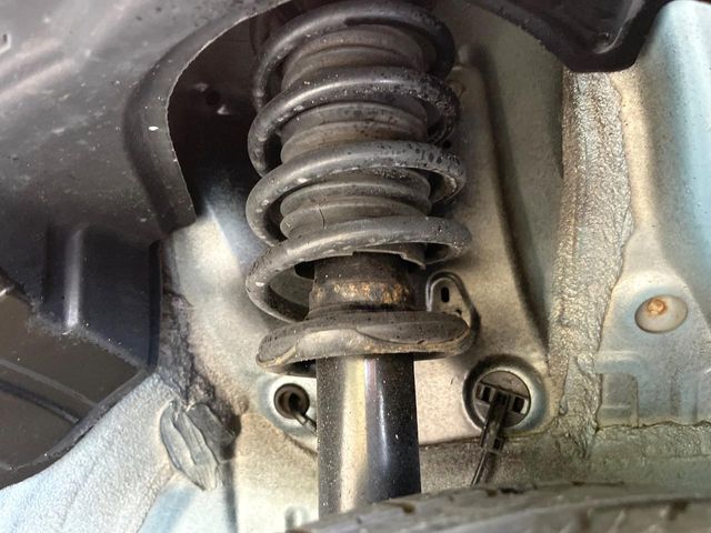 お車を安心してお乗りいただく為には、足回りの定期点検が欠かせません。サービスサポート（有償保証）では無料点検もご提供しており、安心のカーライフをお過ごしいただけるサポート体制が整っています。