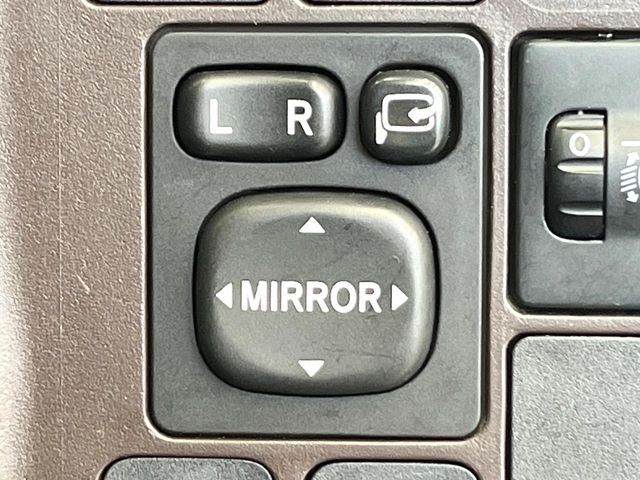 【電動格納ミラー】サイドミラーは電動格納式となっており、狭い駐車場でもキズがつくリスクを抑えられます。