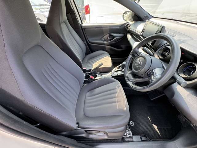 ヘッドレスト一体型シート☆コンパクトカーのシートらしい軽快でミニマムなシルエットとワンランク上のプレミアムな質感を実現したハイバックシート☆