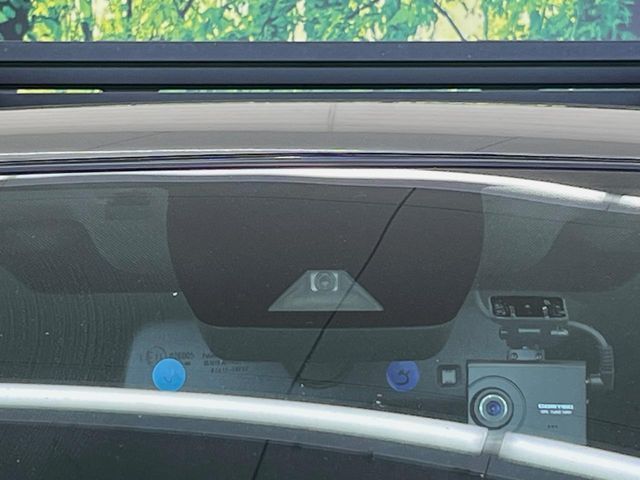 【トヨタセーフティセンス】走行中に前方の車両等を認識し、衝突しそうな時は警報とブレーキで衝突回避と被害軽減をアシスト。より安全にドライブをお楽しみいただけます。